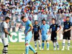 pemain-persela-lamongan-wallace-costa-dan-penjaga-gawang-persib-bandung-m-natshir.jpg