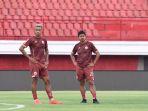 pemain-persija-jakarta-bruno-matos-dan-bambang-pamungkas.jpg
