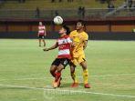 pemain-semen-padang-fc-berebut-bola-dengan-pemain-madura-united.jpg