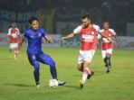 pemain-sepakbola-psis-semarang-berjibaku-dengan-pemain-persipura-jayapura.jpg
