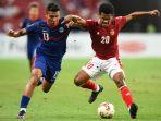 pemain-singapura-zulqarnaen-suzliman-kiri-berebut-bola-dengan-ramai-melvin-rumakiek.jpg