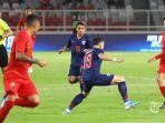 pemain-timnas-indonesia-stefano-lilipaly-berebut-bola-dengan-pemain-timnas-thailand.jpg