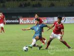 pemain-timnas-indonesia-u-19-arkhan-fikri-berebut-bola.jpg