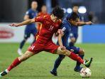 pemain-vietnam-nguyen-hoang-duc-kiri-berebut-bola-dengan-pemain-thailand-chanathip-songkrasin.jpg