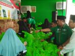 pembagian-paket-sembako-pwnu-riau_20180607_180026.jpg