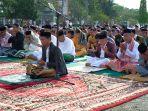 pemkab_meranti_laksanakan_salat_idul_fitri_di_dua_tempat.jpg