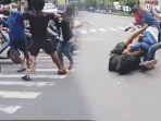 pemotor-baku-hantam-dengan-pengamen-di-lampu-merah-hingga-guling-guling-di-aspal.jpg