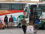 pemudik-menaiki-bus-di-terminal-kampung-rambutan-jakarta.jpg
