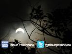 penampakan-gerhana-matahari-di-pekanbaru_20160309_094654.jpg