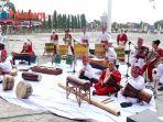 penampilan-grup-musik-bertuah-akshara-sympony-di-halaman-kantor-gubernur-riau.jpg