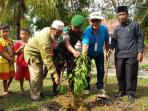 penanaman-pohon-bersama-bpc-perhumas-riau_20160314_084524.jpg