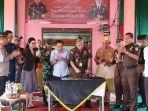 penandatangan_prasasti_Rumah_Restorative_justice_oleh_Kajati_Riau.jpg