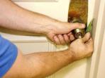 pencuri-maling-buka-pintu-rumah_20150902_125917.jpg