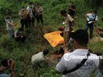 penemuan-mayat-perempuan-di-nangka-ujung_20180501_143206.jpg<pf>mayat-perempuan-digorong-gorong-yang-berada-dilahan-kosong-jalan-nangka-ujung_20180501_141446.jpg<pf>penemuan-mayat-perempuan-di-nangka-ujung-oke_20180501_143249.jpg<pf>penemuan-mayat-perempuan-di-nangka-ujung-oke2_20180501_143529.jpg<pf>penemuan-mayat-perempuan-di-nangka-ujung-tuanku-tambusai_20180501_145514.jpg