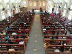 penerapan-protokol-kesehatan-saat-misa-di-gereja-katolik-paroki-santa-maria-a-fatima-pekanbaru.jpg