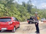 pengaturan-di-jalan-amblas-di-Desa-Tanjung-Alai-Kampar.jpg