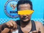 pengedar-sabu-berinisial-na-saat-diamankan-di-kantor-bnnk-pelalawan.jpg