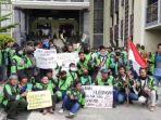pengemudi-ojek-online-gojek-saat-menggelar-demonstrasi-di-gedung-dprd-pekanbaru-senin-2772020.jpg