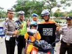 pengendara-dapat-hadiah-dari-satlantas-polres-rohul-saat-razia-operasi-zebra_20171106_182829.jpg