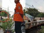 pengendara-motor-nekat-terobos-palang-pintu-hingganyaris-tertabrak.jpg