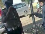 pengendara-motor-protes-pada-polisi-lalu-lintas.jpg