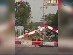 pengendara-sepeda-motor-menabrak-palang-kereta-api.jpg