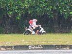 pengendara-sepeda-motor-menembus-hujan.jpg