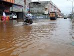 pengendara-sepeda-motor-nekat-terobos-banjir-yang-genangi-jalanan-di-dumai_20181012_120201.jpg