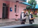 penggeledahan-rumah-dinas-sekda-dumai_20170809_172637.jpg