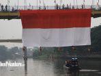 pengibaran-bendera-merah-putih-raksasa-jembatan-siak-iii-di-kota-pekanbaru.jpg