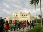 pengunjung-istana-siak-ramai-03012016_20160103_161524.jpg