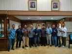 pengurus-amsi-riau-ketua-dprd-riau-dan-kabag-umum-dprd-riau.jpg