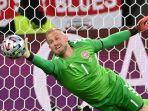 penjaga-gawang-denmark-kasper-schmeichel-melakukan-penyelamatan.jpg