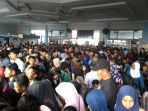 penumpang-berdesak-di-ruang-tunggu-pelabuhan-tanjung-harapan_20171018_204022.jpg