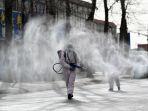 penyemprotan-disinfektan-di-jalan-di-distrik-gaocheng-15-januari-2021.jpg