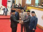 penyerahan-palu-ketua-dprd-Pekanbaru.jpg