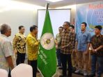 penyerahan-pataka-dari-ketua-umum-ika-ft-usu-pusat-dr-ir-nurdin-tampubolon_20171218_133232.jpg