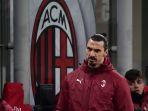 penyerang-ac-milan-zlatan-ibrahimovic-berdiri-di-pinggir-lapangan.jpg