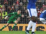 penyerang-everton-wayne-rooney-melakukan-eksekusi-tendangan-penalti-ke-liverpool_20171210_233617.jpg