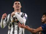 penyerang-juventus-cristiano-ronaldo-merebut-bola-dari-penyerang-fc-porto-jesus-corona.jpg