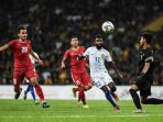 penyerang-malaysia-thanabalan-al-nadarajah-berusaha-menggapai-bola_20170826_220131.jpg
