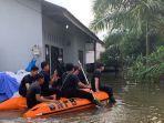 perahu-karet-diturunkan-banjir-pku.jpg
