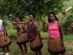 perempuan-papua-mengenakan-busana-tradisional_20150713_140219.jpg