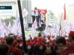 peringatan-hari-buruh-ribuan-orang-padati-kawasan-patung-kuda-jakarta.jpg