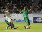 persebaya-vs-persiba-piala-gubernur-kaltim-2018_20180226_220313.jpg