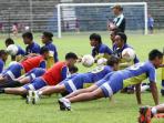 persegres-gresik-united-latihan_20150331_20150810_083347.jpg