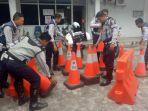 personel-dinas-perhubungan-kota-pekanbaru-menyiapkan-traffic-cone.jpg
