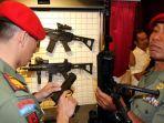 personel-tni-memegang-senjata-pindad.jpg