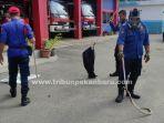 personil-damkar-pekanbaru-tangkap-ular-kobra.jpg
