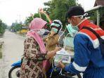 pertamina-dumai-bagikan-masker-untuk-warga.jpg